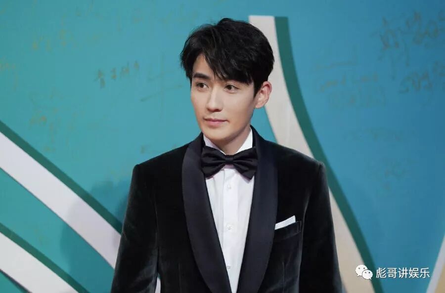 朱一龙错失大奖,郭京飞捧起白玉兰奖杯,小笼包暖心安慰