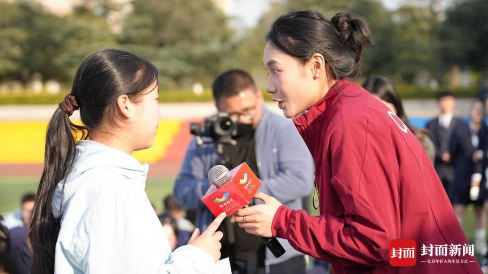 “希望他们有目标、勇敢做自己！”吴艳妮、刘英兰现身德阳与学生互动送寄语