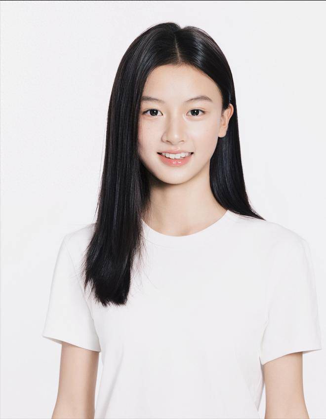 15岁七七强势出道,影视杂志已安排,粉丝开始接机,但内娱不好闯_于正_网友_视频