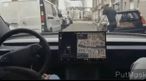 马斯克官宣：特斯拉FSD v14.2 版本能看懂人类手势了！