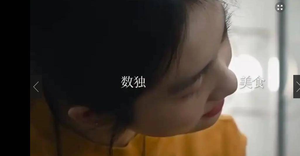 黄多多梳着麻花辫,与老爸黄磊合照,幸福感十足!