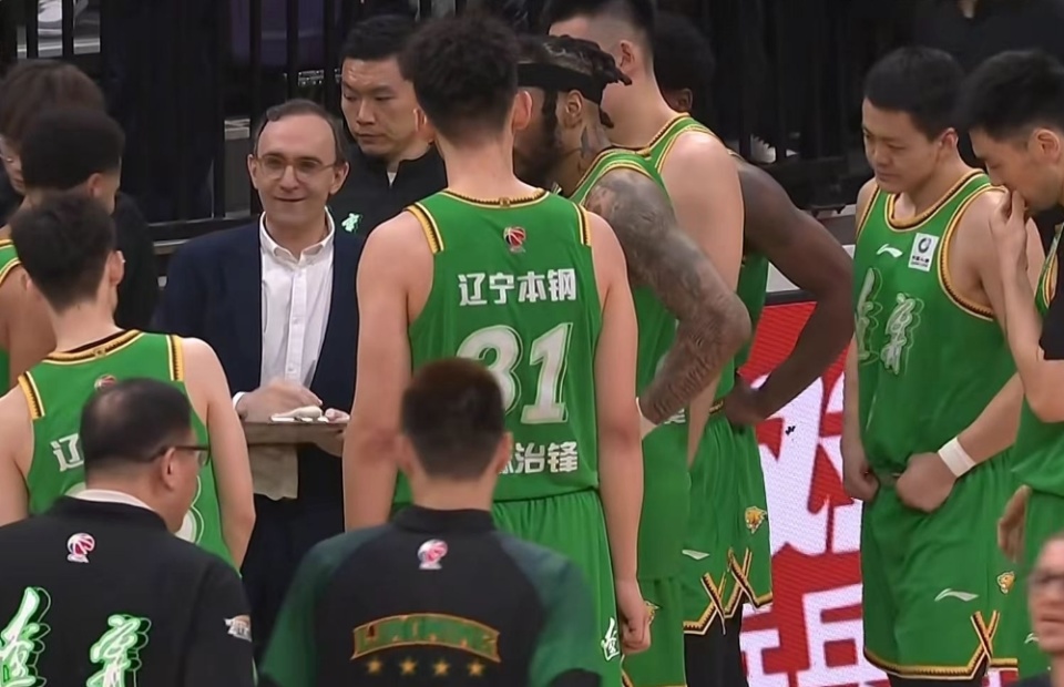 六连胜！辽宁男篮轻取广州，赵继伟23分鄢手骐13+4攻防一体，徐昕15+10