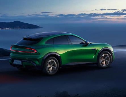 小米YU7累计交付超20万辆,成功超越特斯拉,创造新能源车交付新纪录