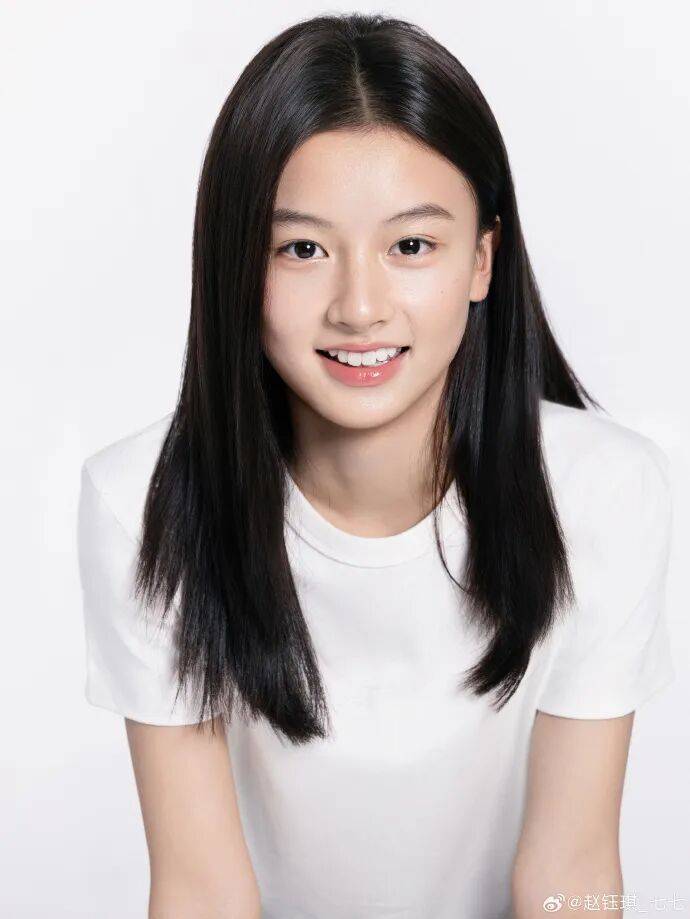 因颜值走红的15岁素人女孩七七签约经纪公司,加入由钟楚曦等人主演的剧组拍戏_于正_妈妈_网友