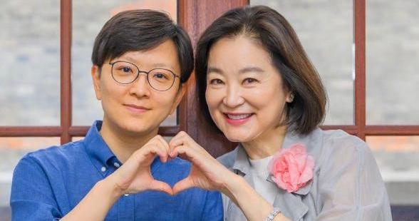 看了林青霞穿衣打扮，才明白：发不过肩，穿简不穿繁，美得更优雅