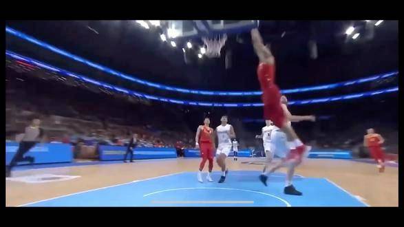 易建联身披国家队战袍的十大震撼扣篮，巅峰期的他让整个球场沸腾！