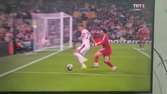 欧冠利物浦4比0胜加拉塔萨雷，诺亚朗手指骨折送医