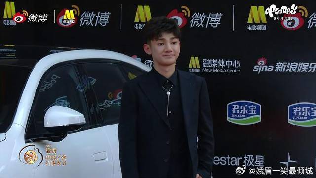 王子奇王玉雯黑白配走红毯 《你给我的喜欢》 分别身着黑白礼服合体亮相红毯