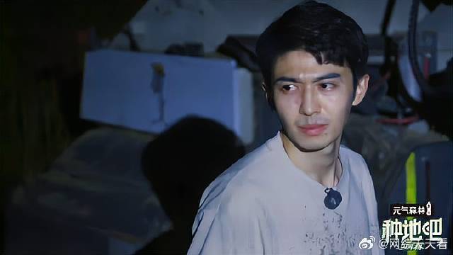 赵小童连夜割麦，操作不当导致机器深陷泥潭，遭师傅辱骂！