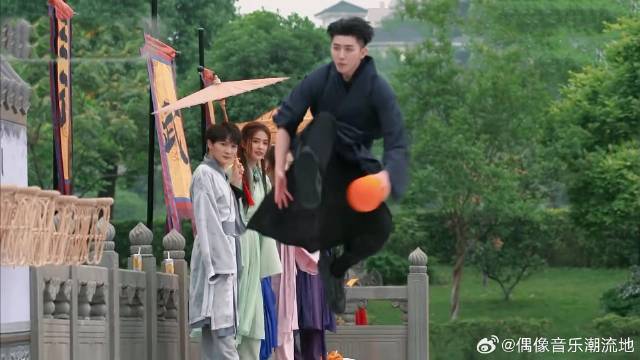 蔡徐坤是会飞吧 上演空中花式投篮直接24分，瞬间反超郑恺！