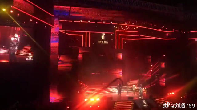 蔡徐坤开场，炸炸炸