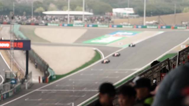 法拉利缠斗多圈拉塞尔趁机超越