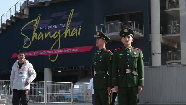 F1赛场武警官兵上演拉链式人墙