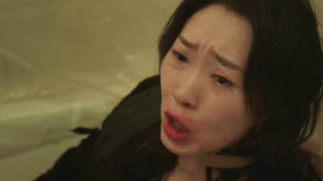 杀人犯看中女人的狠，于是把女人拉入团伙