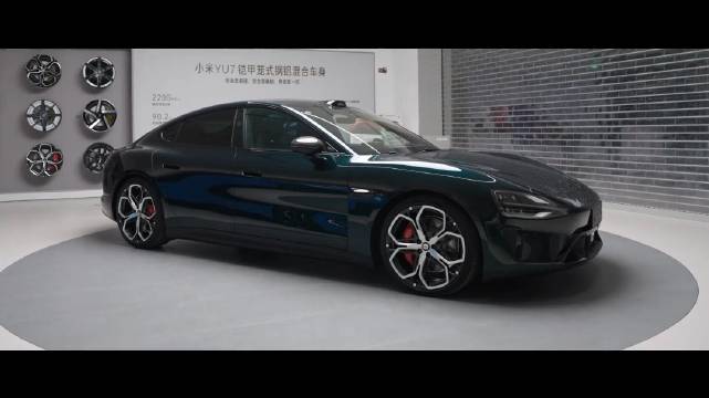 小米SU7靛石绿新车型今日发布，雷军揭晓定价策略