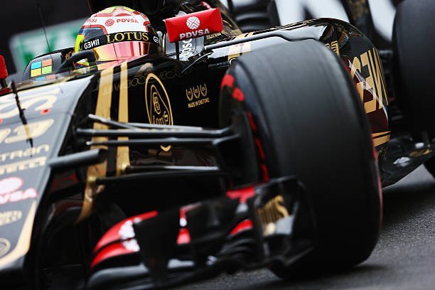 周冠宇在F1的收入构成中，个人代言和商业价值占比有多大？