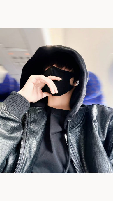 陈奕恒这组自拍发布后，在社交媒体上引发了哪些反响和讨论？