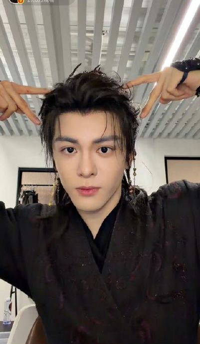 曾舜晞自曝AI解压术：每日自夸“为啥这么帅”对抗焦虑