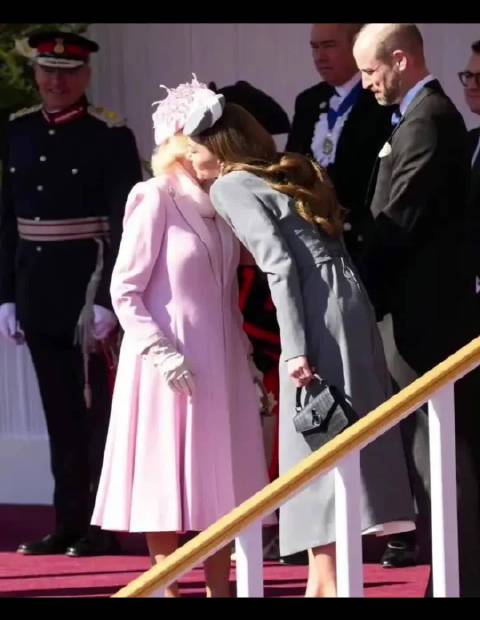凯特王妃与卡米拉行贴面礼显默契，王室成员相处如同事