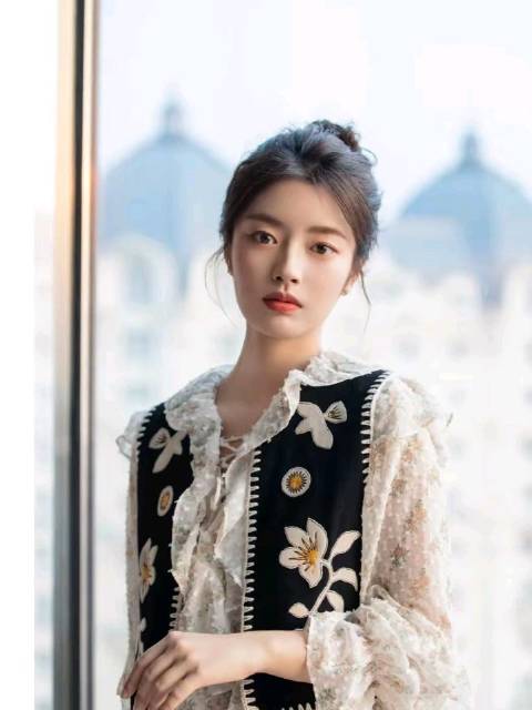 徐若晗获成龙赏识出道，合作刘德华言承旭张凌赫