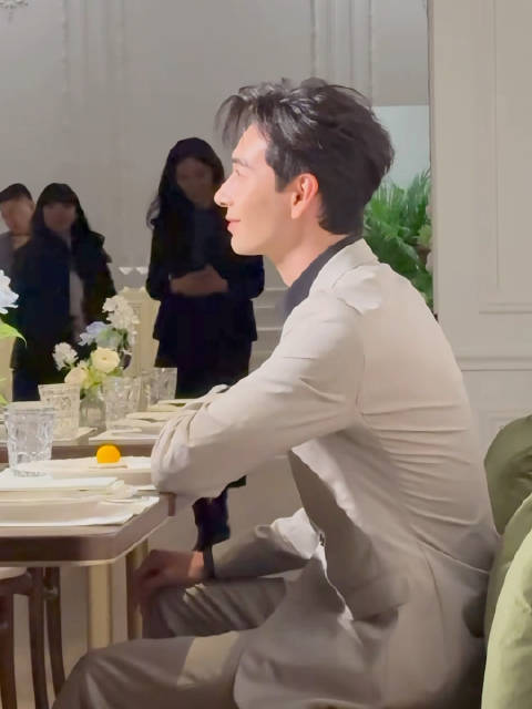 陈星旭西装侧面新角度直拍，这个坐姿好帅腿好长，脸还是太权威了！