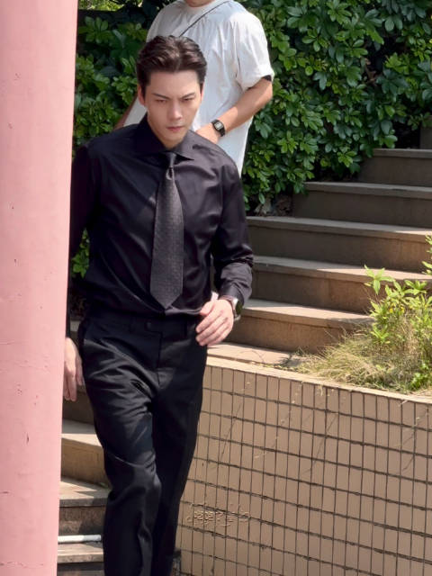 好想被踩， 陈伟霆王志诚 陈伟霆新剧西装金丝眼镜造型路透