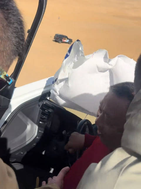 于东来翻车了，刚把越野车开进沙漠里就侧翻了，还好于总没受伤！