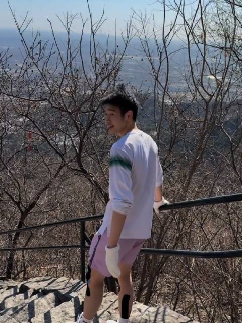 高昉洁发布国羽爬香山vlog，王祉怡好可爱，李诗沣可真猛，大冷天穿个短袖短裤