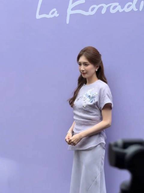 江疏影穿紫色新中式礼服亮相品牌活动