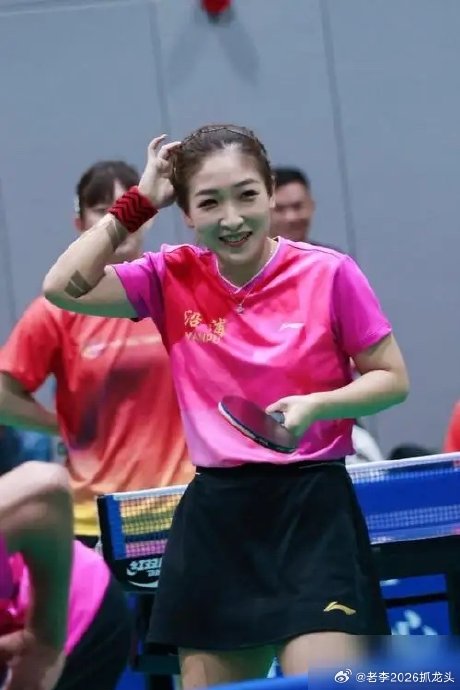 从小将“小魔王”张怡宁视为偶像，对孙颖莎的成长产生了哪些具体影响？