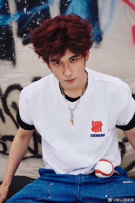 粉丝对胡先煦不同时期发色风格的评价和偏好是什么？