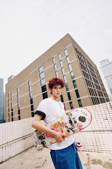 胡先煦2025年首次尝试红发造型的具体细节和反响如何？