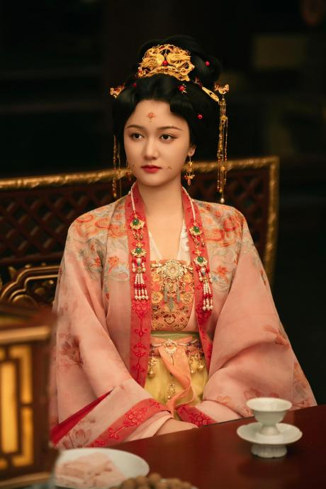 王楚然的新剧《成何体统》与其时尚表现有何关联？