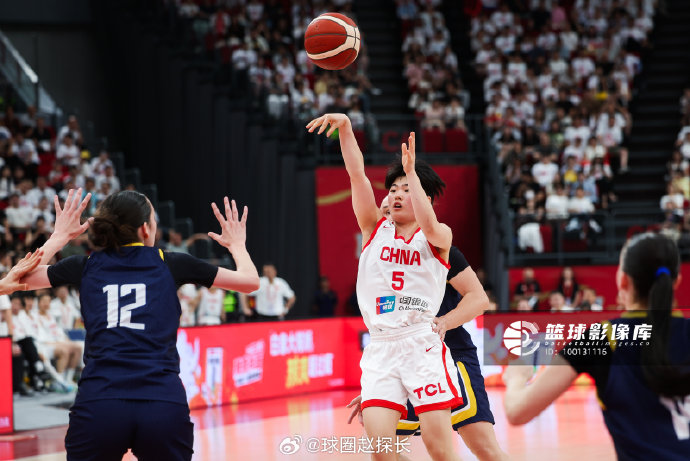 主教练宫鲁鸣是如何评价王佳琦在世预赛中的作用的？