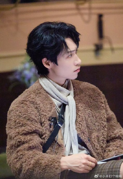 魏晨在《大侦探》节目中对恋综监控画面进行了哪些具体吐槽？