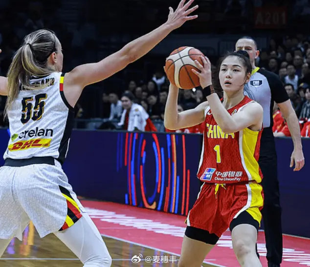晋级世界杯却遇难题，韩旭张子宇如何破解中国女篮战术困局？