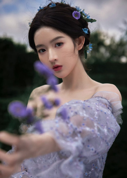 大众对紫色服饰的传统偏见是什么，王玉雯的造型如何改变了这种认知？