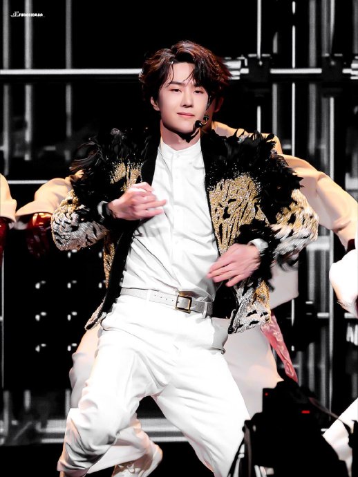 王一博春晚舞台鞋子打滑神级救场的具体细节是怎样的？