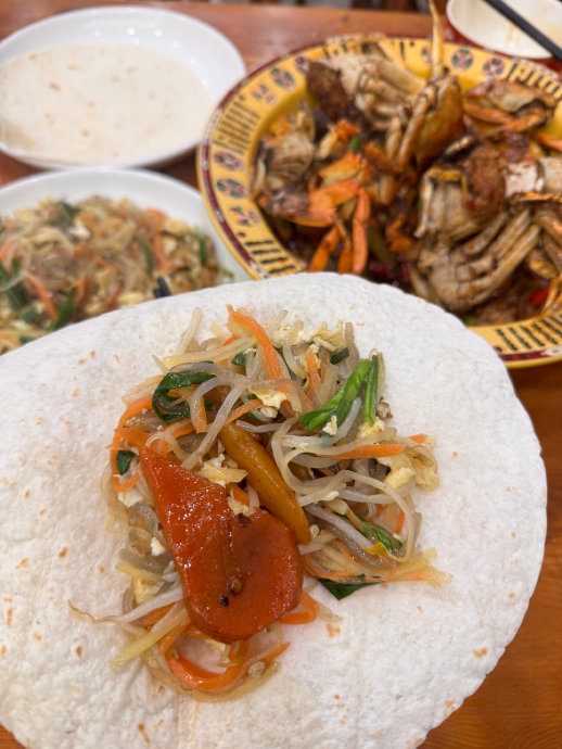 当荧幕漂移撞上6元鸡排：何与与鸡排哥的爆火为何引发共鸣？