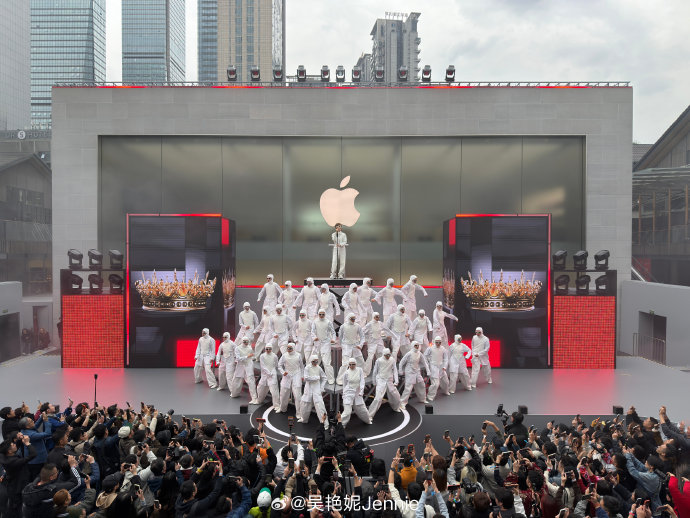 作为李宇春的粉丝，吴艳妮在这次活动中是如何表达自己的喜爱之情的？