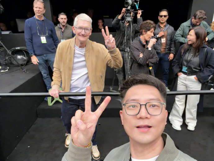 苹果50周年庆典上，吴艳妮、李宇春和库克具体是如何同框合照的？