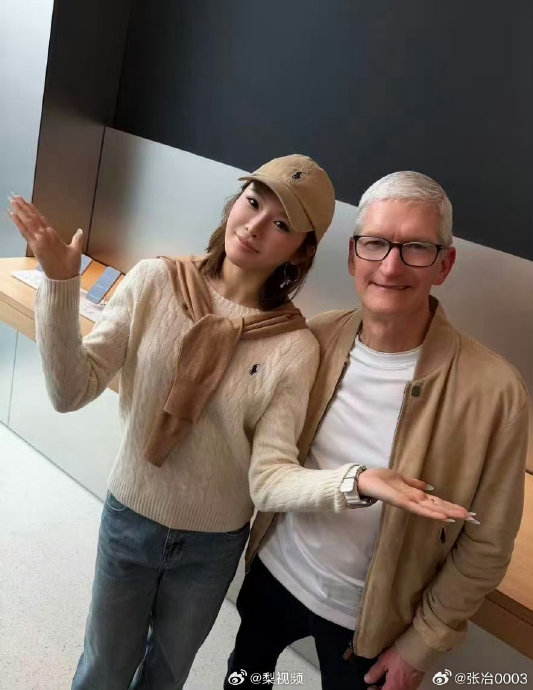 吴艳妮库克李宇春同框！网友：这次合影不会又被裁掉吧？