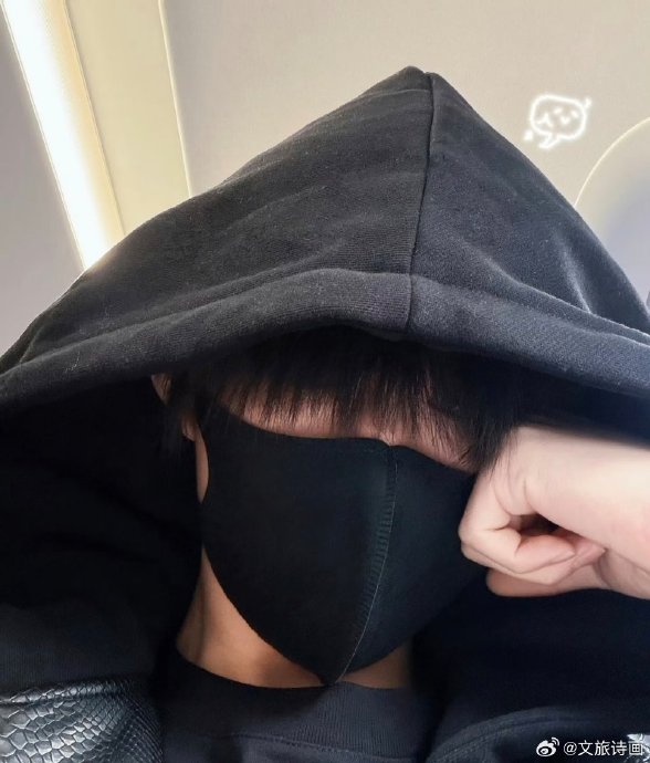 陈奕恒全黑半遮面自拍登顶热搜，冷酷少年感引百万粉丝共鸣