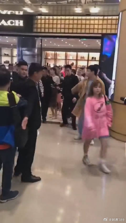 蔡依林，乍一看以为是戚薇