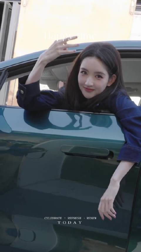 王玉雯同款智界R7暗夜紫亮相，极光变色颜值与智驾实力并存