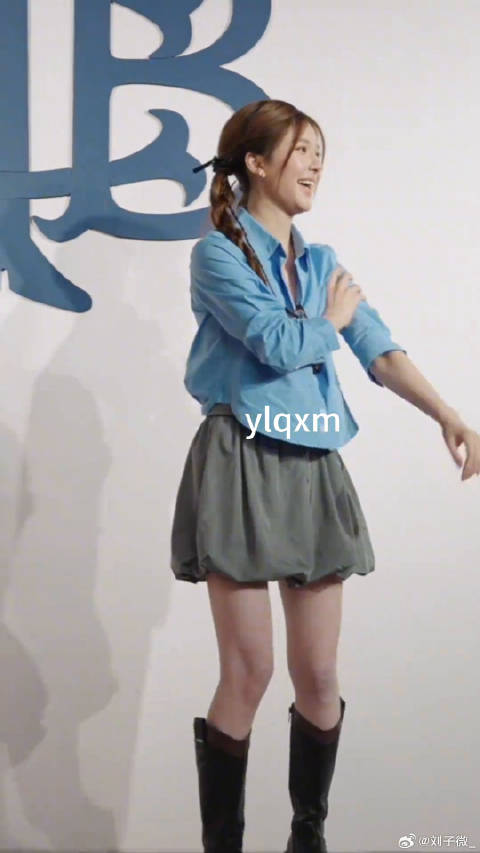 赵露思双麻花辫造型 微博VC计划