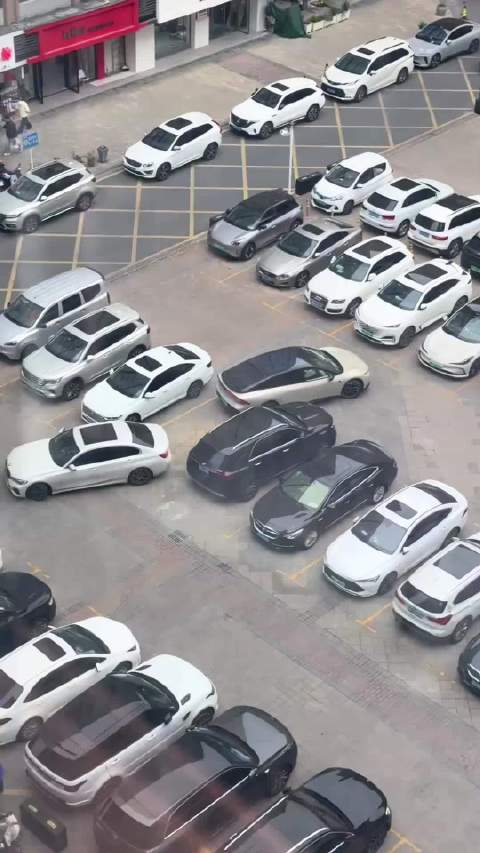 自动泊车vs手动泊车，抢车位