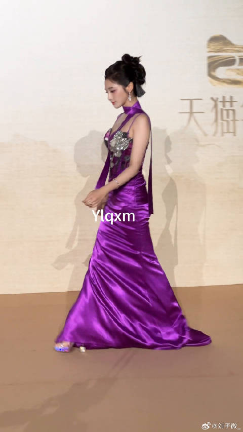 彭小苒紫色挂脖长裙 锦上添华