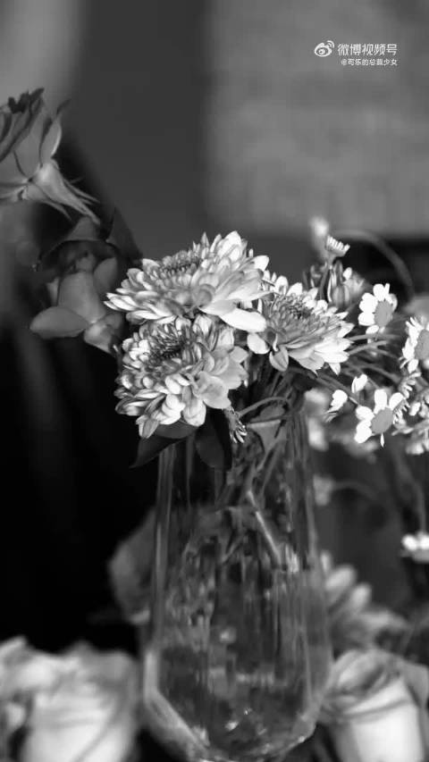 陈妍希蓝色丝绒长裙亮相，温婉大气被赞公主气质