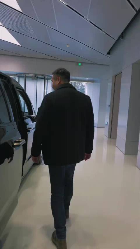 这个老外体验中国汽车后直言：开手动挡福特的我，被中国电动汽车的配置拿捏了